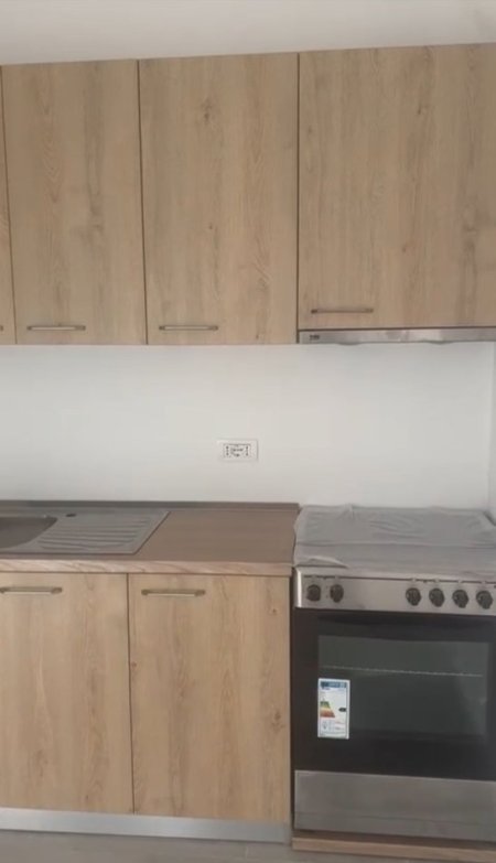 Tirane, jepet me qera apartament 1+1+Ballkon Kati 3, 50 m² 350 € (Rruga 5 Maj , pallatet e bashkise)