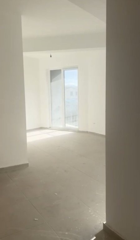 Tirane, jepet me qera apartament 1+1+Ballkon Kati 3, 50 m² 350 € (Rruga 5 Maj , pallatet e bashkise)