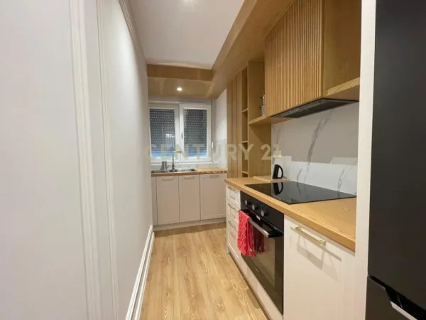 Tirane, jepet me qera apartament 1+1 , 55 m² 600 € (Tiran e Re)