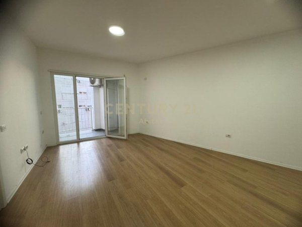 Tirane, jepet me qera zyre , 67 m² 550 € (Rruga e Barrikadave)