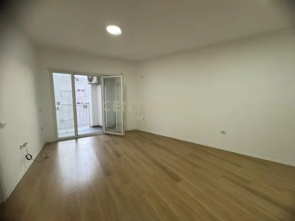 Tirane, jepet me qera zyre , 67 m² 550 € (Rruga e Barrikadave)