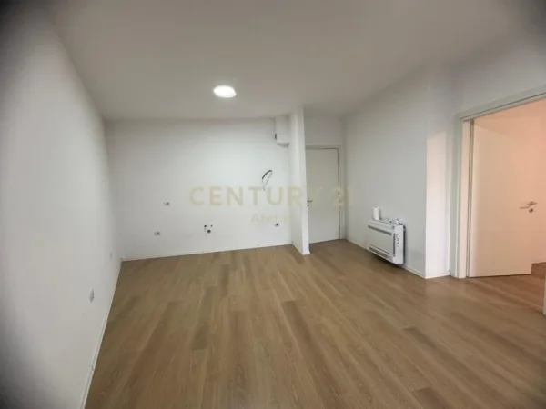 Tirane, jepet me qera zyre , 67 m² 550 € (Rruga e Barrikadave)