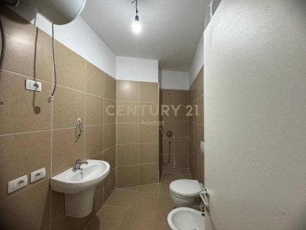 Tirane, jepet me qera zyre , 67 m² 550 € (Rruga e Barrikadave)