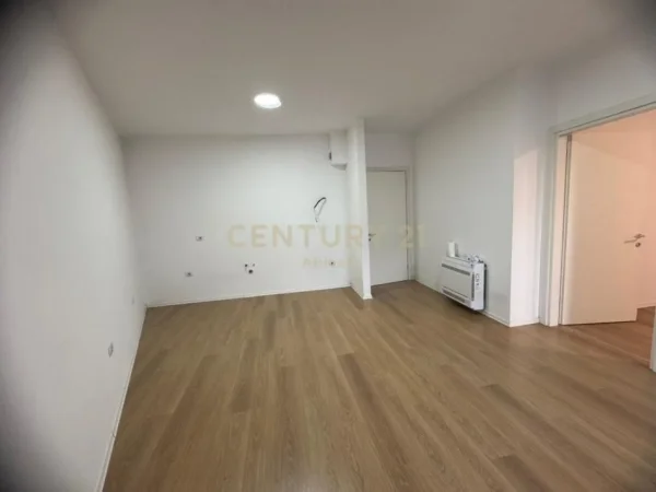 Tirane, jepet me qera zyre , 67 m² 550 € (Rruga e Barrikadave)