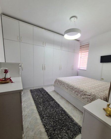 Tirane, jepet me qera apartament 1+1+Ballkon Kati 5, 67 m² 500 € (Rruga Kongresi Manastirit , prane gjimanzit Cajupi)