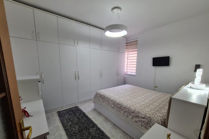 Tirane, jepet me qera apartament 1+1+Ballkon Kati 5, 67 m² 500 € (Rruga Kongresi Manastirit , prane gjimanzit Cajupi)