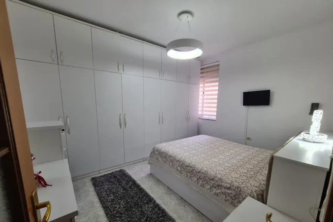Tirane, jepet me qera apartament 1+1+Ballkon Kati 5, 67 m² 500 € (Rruga Kongresi Manastirit , prane gjimanzit Cajupi)