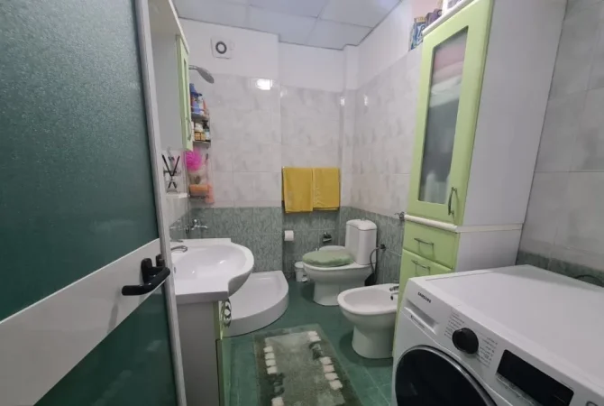 Tirane, jepet me qera apartament 1+1+Ballkon Kati 5, 67 m² 500 € (Rruga Kongresi Manastirit , prane gjimanzit Cajupi)