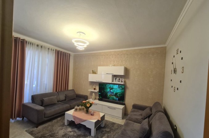 Tirane, jepet me qera apartament 1+1+Ballkon Kati 5, 67 m² 500 € (Rruga Kongresi Manastirit , prane gjimanzit Cajupi)
