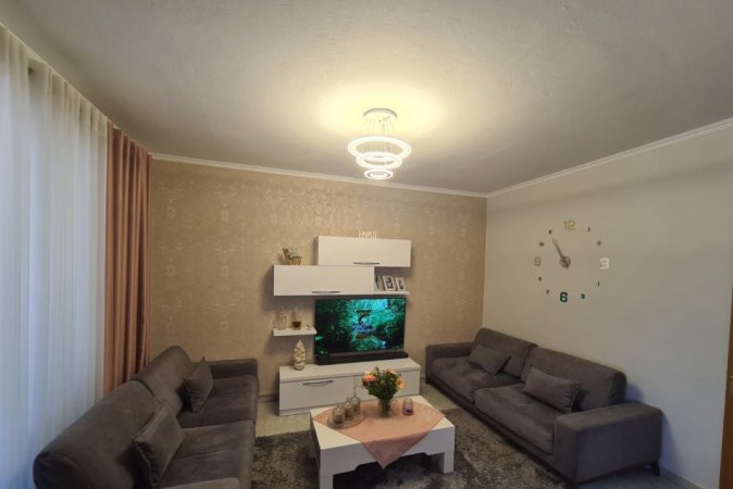 Tirane, jepet me qera apartament 1+1+Ballkon Kati 5, 67 m² 500 € (Rruga Kongresi Manastirit , prane gjimanzit Cajupi)