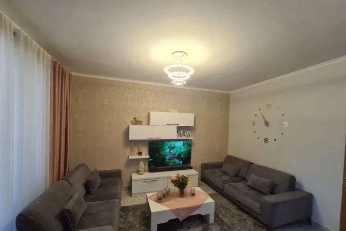 Tirane, jepet me qera apartament 1+1+Ballkon Kati 5, 67 m² 500 € (Rruga Kongresi Manastirit , prane gjimanzit Cajupi)