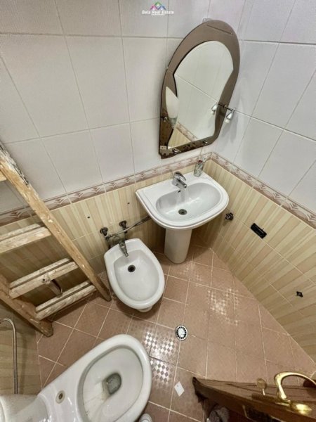 Tirane, jap me qera apartament 2+1+Ballkon Kati 4, 115 m² 850 € (21 dhjetori)