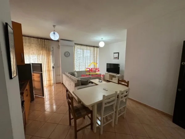 Vlore, jepet me qera apartament 1+1+Ballkon Kati 4, 70 m² 480 € (Rruga Kosova)