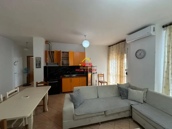Vlore, jepet me qera apartament 1+1+Ballkon Kati 4, 70 m² 480 € (Rruga Kosova)
