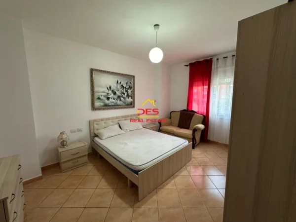 Vlore, jepet me qera apartament 1+1+Ballkon Kati 4, 70 m² 480 € (Rruga Kosova)