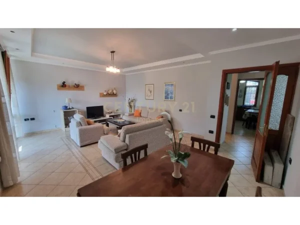 Tirane, jepet me qera apartament 2+1 Kati 3, 120 m² 700 € (Rrugen e Dibres)