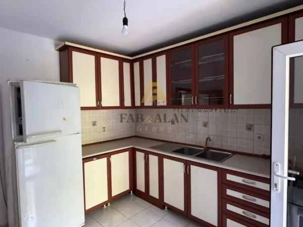 Tirane, jepet me qera apartament 2+1 Kati 0, 600 € (Laprake)