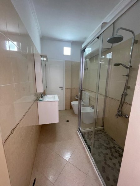 Tirane, jepet me qera apartament 2+1+Aneks+Ballkon Kati 2, 85 m² 700 € (RRUGA ARKITEKT SINANI)