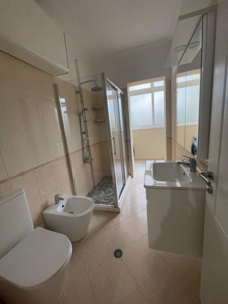 Tirane, jepet me qera apartament 2+1+Aneks+Ballkon Kati 2, 85 m² 700 € (RRUGA ARKITEKT SINANI)
