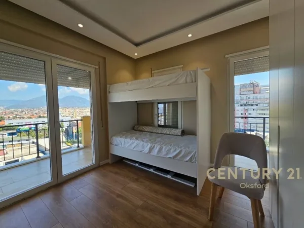 Tirane, jepet me qera apartament 2+1 Kati 7, 84 m² 700 € (Laprake)