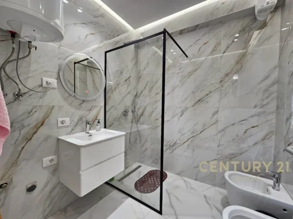 Tirane, jepet me qera apartament 2+1 Kati 7, 84 m² 700 € (Laprake)