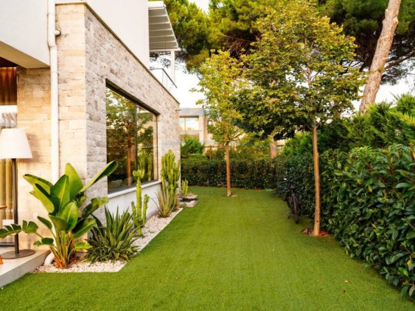 Durres, shitet Vile 5+1+Ballkon , 522 m² 835.000 € (GJIRI I LALZIT)