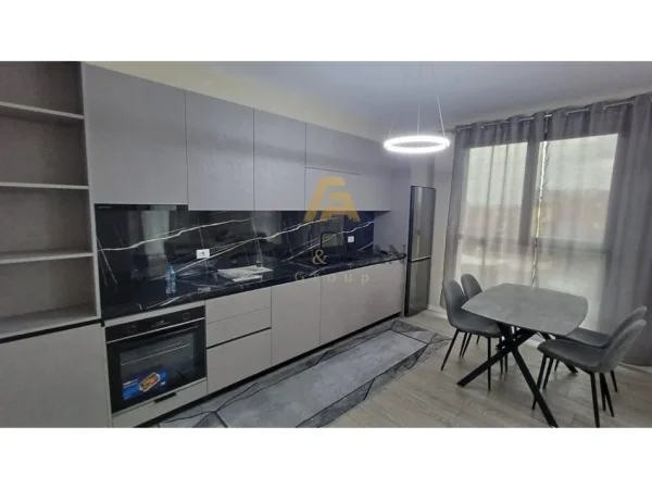 Tirane, jepet me qera apartament 2+1 Kati 3, 102 m² 700 € (Ish Venue)