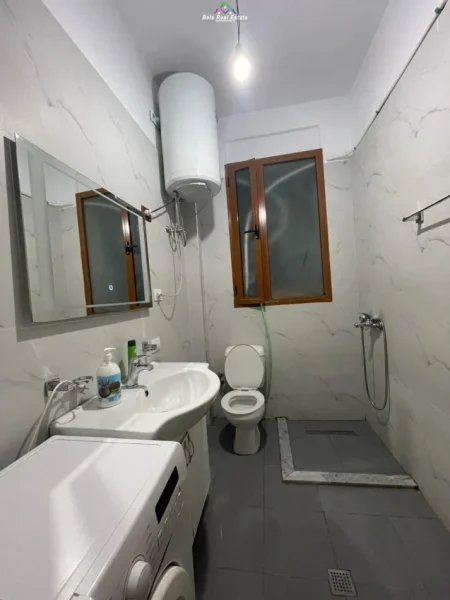 Tirane, jepet me qera apartament 2+1 Kati 3, 85 m² 700 € (qender)
