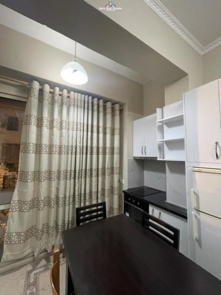Tirane, jepet me qera apartament 2+1 Kati 3, 85 m² 700 € (qender)