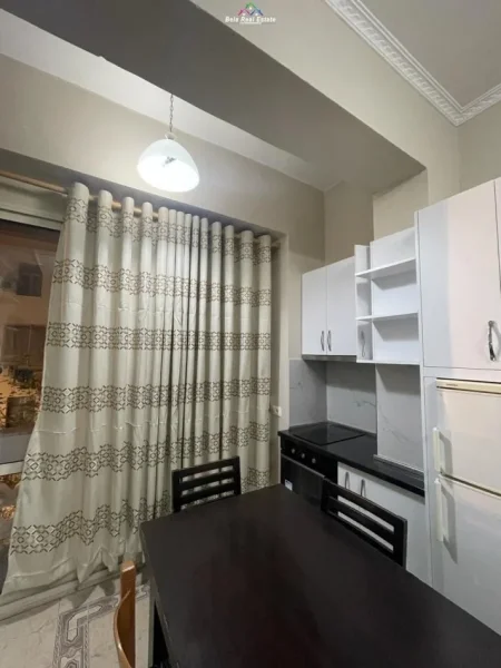 Tirane, jepet me qera apartament 2+1 Kati 3, 85 m² 700 € (qender)