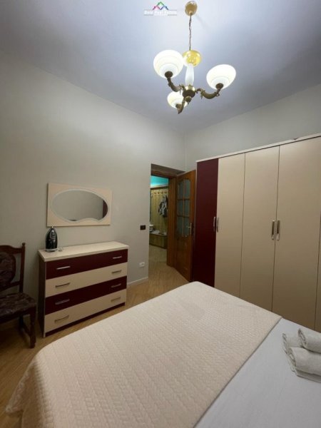 Tirane, jepet me qera apartament 2+1 Kati 3, 85 m² 700 € (qender)