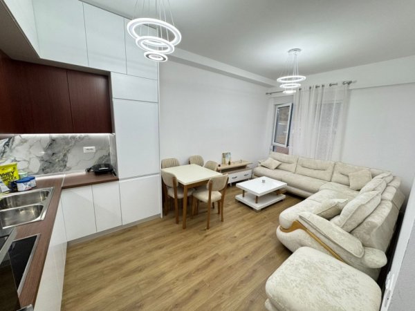 Tirane, jepet me qera apartament 1+1 Kati 2, 400 € 