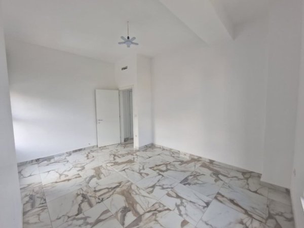 Tirane, jepet me qera zyre Kati 1, 132 m² 600 € (Ali Demi)