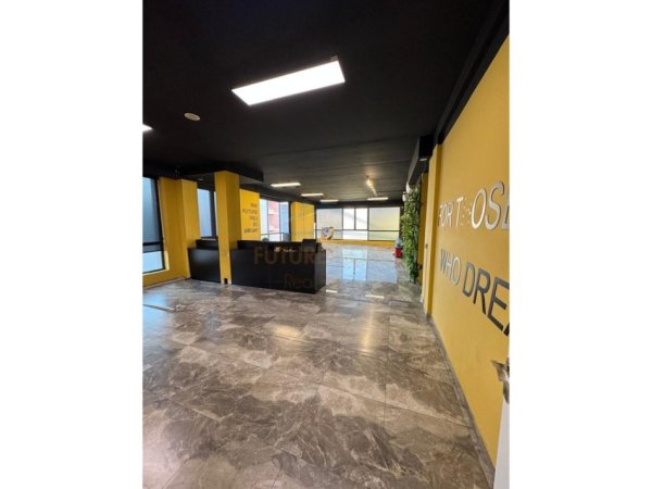 Tirane, jepet me qera ambjent biznesi Kati 1, 370 m² 4.000 € 