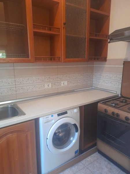 Jepet me Qira Hyrja 2+1+Parking tek Komuna e Parisit ,  Cmimi 600 €uro