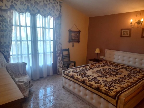 Jepet me Qira Hyrja 2+1+Parking tek Komuna e Parisit ,  Cmimi 600 €uro