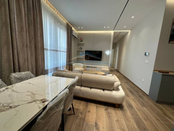 Tirane, jepet me qera apartament 2+1 Kati 8, 117 m² 1.500 € 
