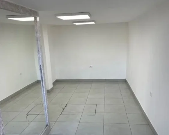 Tirane, jepet me qera zyre Kati 0, 90 m² 900 € (shkolla e kuqe)