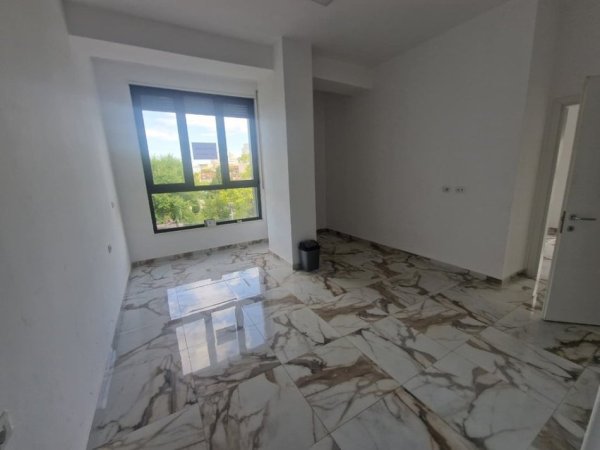 Tirane, jepet me qera zyre Kati 1, 132 m² 600 € (Fusha e Ali Demit)