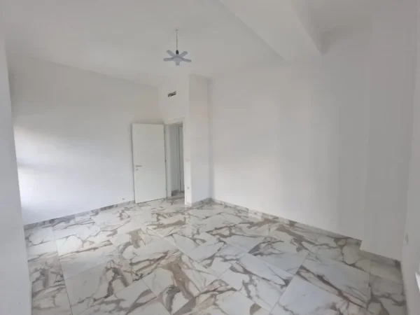 Tirane, jepet me qera zyre Kati 1, 132 m² 600 € (Fusha e Ali Demit)