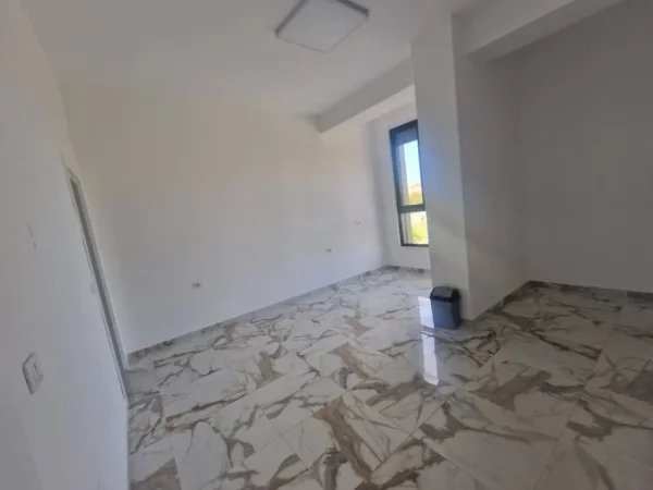 Tirane, jepet me qera zyre Kati 1, 132 m² 600 € (Fusha e Ali Demit)