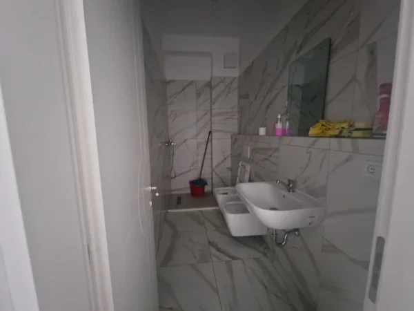 Tirane, jepet me qera zyre Kati 1, 132 m² 600 € (Fusha e Ali Demit)
