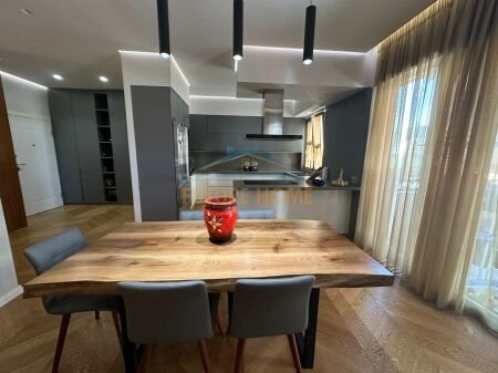 Tirane, shitet apartament 3+1 Kati 3, 267 m² 800.000 € 
