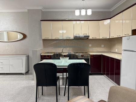 Tirane, jepet me qera apartament 2+1 Kati 4, 100 m² 550 € 