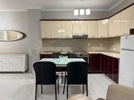 Tirane, jepet me qera apartament 2+1 Kati 4, 100 m² 550 € 