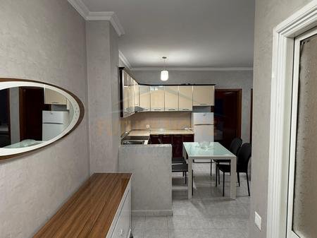 Tirane, jepet me qera apartament 2+1 Kati 4, 100 m² 550 € 