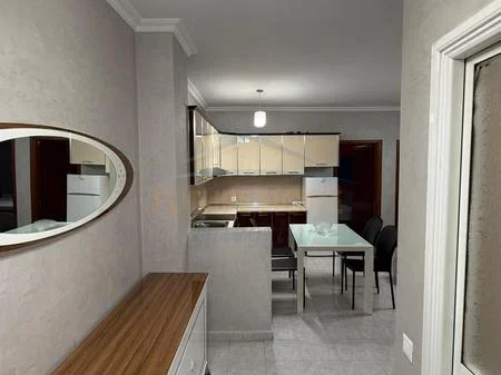 Tirane, jepet me qera apartament 2+1 Kati 4, 100 m² 550 € 