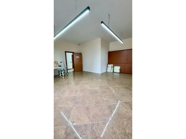 Tirane, jepet me qera zyre Kati 3, 200 m² 3.500 € (Prane Kryeministrise)