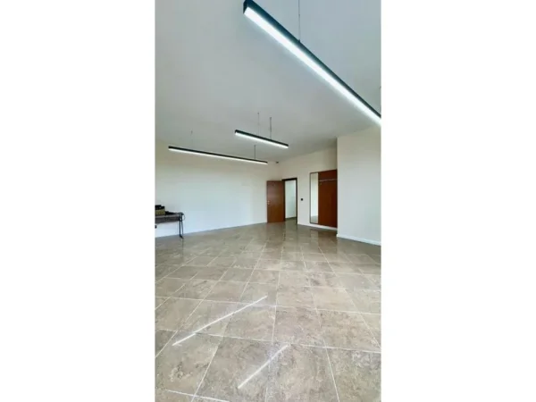 Tirane, jepet me qera zyre Kati 3, 200 m² 3.500 € (Prane Kryeministrise)