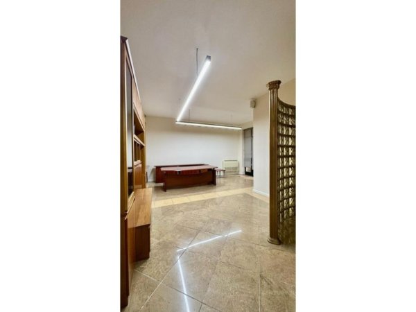 Tirane, jepet me qera zyre Kati 3, 200 m² 3.500 € (Prane Kryeministrise)